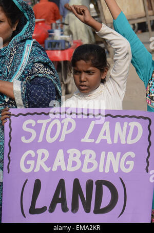 Lahore, Pakistan. 17. April 2015. Pakistanische Aktivisten des Anjuman Mazaraeen Punjab (AMP) "ein Bauern-Organisation" tragen die Spiel-Karten zur Unterstützung ihrer Forderungen am Vorabend des internationalen Tages der Bauern während Demonstration in Lahore. © Rana Sajid Hussain/Pacific Press/Alamy Live-Nachrichten Stockfoto