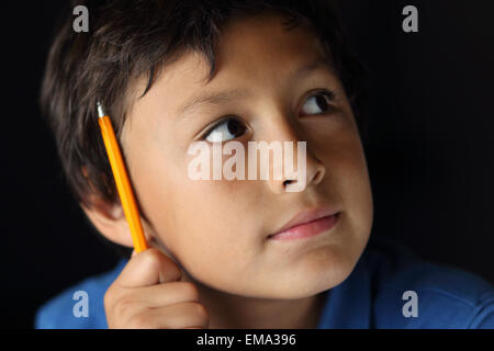 Junge Schüler mit Bleistift - mit hell-dunkel-Beleuchtung - geringe Schärfentiefe Stockfoto