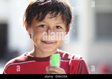Junge, Essen ein Eis am Stiel in heißem Sommerwetter Stockfoto