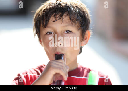 Junge, Essen ein Eis am Stiel in heißem Sommerwetter Stockfoto