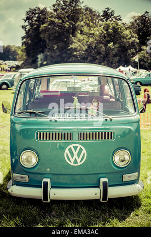 Restaurierte blauen Volkswagen VW Typ 2 Erker Wohnmobil bei einem Oldtimer Land zeigen, Stockton, Salisbury, Wiltshire UK Stockfoto