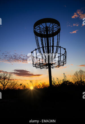 Disc Golf Korb im Park bei Sonnenauf- oder Sonnenuntergang Stockfoto