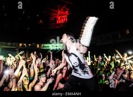 State College, Pennsylvania, USA. 10. April 2015. DJ STEVE AOKI während einer live Performance im Bryce Jordan Center an der Penn State University. © Akash Ghai/ZUMA Wire/ZUMAPRESS.com/Alamy Live-Nachrichten Stockfoto