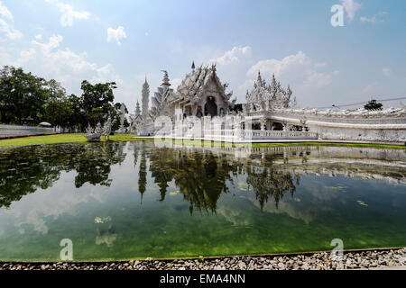 Chiang Rai. 17. April 2015. Foto aufgenommen am 17. April 2015 zeigt das Ubosot und der Brücke der "der Zyklus der Wiedergeburt", zwei Hauptstrukturen des Wat Rong Khun in Chiang Rai, Thailand. Wat Rong Khun, allgemein bekannt als Tempel des weißen ist ein buddhistischer Tempel gestaltet und im Besitz von thailändischen Künstlers Chalermchai Kositpipat. Mit weißen architektonischen Strukturen, die mit silbrigen reflektierenden Folien sowie dekorativen zeitgenössischen Gemälden geschmückt, dient Wat Rong Khun als ein beliebtes Touristenziel in Chiang Rai. © Li Mangmang/Xinhua/Alamy Live-Nachrichten Stockfoto