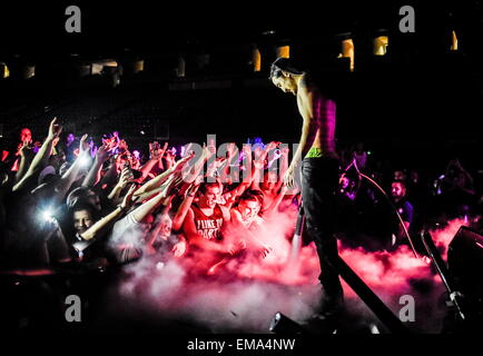 State College, Pennsylvania, USA. 10. April 2015. DJ STEVE AOKI während einer live Performance im Bryce Jordan Center an der Penn State University. © Akash Ghai/ZUMA Wire/ZUMAPRESS.com/Alamy Live-Nachrichten Stockfoto