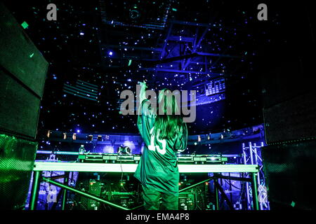 State College, Pennsylvania, USA. 10. April 2015. DJ STEVE AOKI während einer live Performance im Bryce Jordan Center an der Penn State University. © Akash Ghai/ZUMA Wire/ZUMAPRESS.com/Alamy Live-Nachrichten Stockfoto