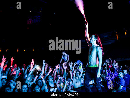 State College, Pennsylvania, USA. 10. April 2015. DJ STEVE AOKI während einer live Performance im Bryce Jordan Center an der Penn State University. © Akash Ghai/ZUMA Wire/ZUMAPRESS.com/Alamy Live-Nachrichten Stockfoto