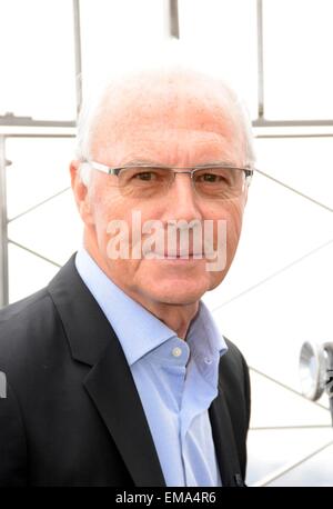 New York, NY, USA. 17. April 2015. Franz Beckenbauer bei einem öffentlichen Auftritt für Pele leuchtet das Empire State Building Kosmos grün, Empire State Building, New York, NY 17. April 2015. Bildnachweis: Derek Sturm/Everett Collection/Alamy Live-Nachrichten Stockfoto