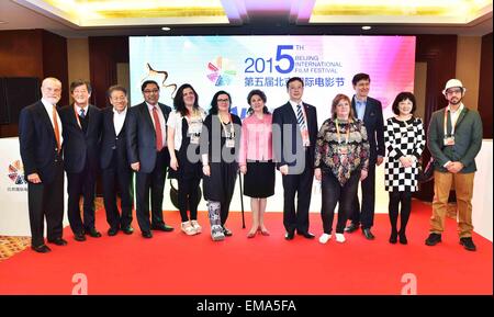 Peking, China. 18. April 2015. Gäste posieren für Foto, während ein Salon des 5. Beijing International Film Festival in Peking, Hauptstadt von China, 18. April 2015. © Li Wen/Xinhua/Alamy Live-Nachrichten Stockfoto