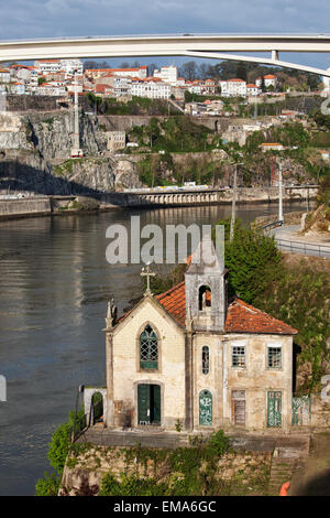 Eine alte Kirche in Vila Nova De Gaia am Fluss Douro, Infante D. Henrique Brücke in Porto, Portugal. Stockfoto