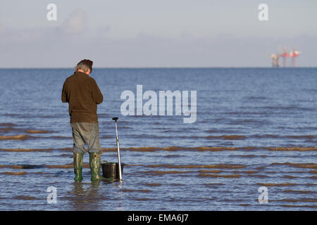 Southport, Merseyside, UK. 18. April 2015. UK Wetter: Köder Fischer die Ebbe in der Morgendämmerung. Als die Flut wird dann die Suche nach Köder wird einfacher als die Fischer mit einem Köder Pumpe keine Würmer, die Oberfläche Aktivität zu extrahieren. Diese Würmer, entweder lug oder weißer Lappen Wurm, werden dann für einen Club boot Angeltour am folgenden Tag, eine übliche traditionelle Sonntag Aktivität verwendet wird. Stockfoto