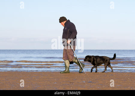 Southport, Merseyside, UK. 18. April 2015. UK Wetter: Köder Fischer die Ebbe in der Morgendämmerung. Als die Flut wird dann die Suche nach Köder wird einfacher als die Fischer mit einem Köder Pumpe keine Würmer, die Oberfläche Aktivität zu extrahieren. Diese Würmer, entweder lug oder weißer Lappen Wurm, werden dann für einen Club boot Angeltour am folgenden Tag, eine übliche traditionelle Sonntag Aktivität verwendet wird. Stockfoto