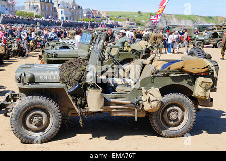 Sammlung von Vintage WW2-Jeeps an Alliierten Stränden D-Tag-Jahr-Feier und Zeremonie an Arromanche, Normandie Frankreich Stockfoto