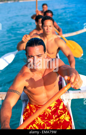 Einheimische Männer im Outrigger Kanu close-up Paddeln, Hawaiian Print wickeln Stockfoto