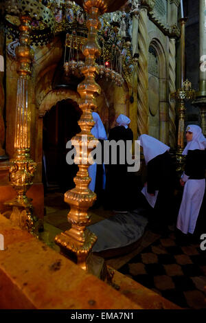 Orthodoxe russische Nonnen in der Kapelle des Engels an die 14. Station des Kreuzweges oder die Kapelle genannt die Ädikula, befindet sich In der Mitte der Rotunde im Inneren der Kirche Grabeskirche in Christian Quarter Altstadt Ost-Jerusalem Israel Stockfoto