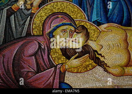 Auszug aus einem Wandmosaik, das den Körper Jesu Christi darstellt, der nach seinem Tod vorbereitet wird, gegenüber dem Salbungsstein in der Grabeskirche im Christlichen Viertel der Altstadt von Ostjerusalem Israel Stockfoto