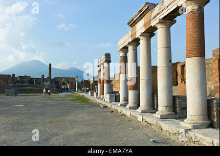 Pompeji, Italien. Kolonnade vor dem Gebäude der eumachia an der Ostseite des Forums in den Ruinen der römischen Stadt. Stockfoto