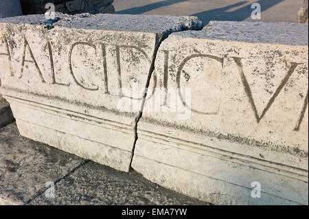 Pompeji, Italien. Die lateinische Inschrift auf dem Gebälk des Portikus in der zerstörten römischen Stadt Teil. Stockfoto