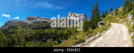 Panoramablick auf die Berge Averau und Nuvolau, Dolomiten - Italien Stockfoto