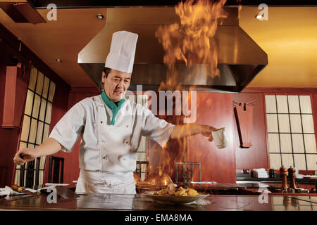 Cook Pommes frites Gemüse auf einer Küche Stockfoto