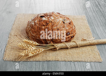 Laib saure Kirsche und Nuss Roggenbrot auf hölzernen Hintergrund Stockfoto