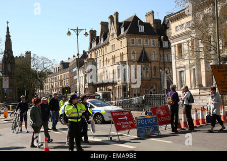 Oxford, UK. 18. April 2015. Teil von St. Giles Road und Beaumont Road für Autofahrer nach Randolph Hotel Brand in Oxford gestern geschlossen. Bildnachweis: Pete Lusabia/Alamy Live-Nachrichten Stockfoto