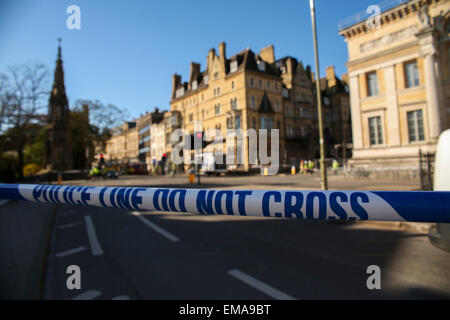 Oxford, UK. 18. April 2015. Teil von St. Giles Road und Beaumont Road für Autofahrer nach Randolph Hotel Brand in Oxford gestern geschlossen. Bildnachweis: Pete Lusabia/Alamy Live-Nachrichten Stockfoto