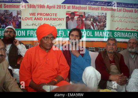 Srinagar, indische verabreicht Kaschmir. 18. April 2015. Vorsitzender der Jammu Kaschmir Liberation Front (GEISELN) Yasin Malik, sitzt für einen 30-Stunde-langen Hungerstreik mit sozialer Aktivist Swami Agnivesh, in Safranrobe, sitzen in Unterstützung in Srinagar, indische Kaschmir gesteuert. Malik zusammen mit seinen Anhängern begannen einen 30-stündigen Hungerstreik aus Protest Indiens Plan, Townships für Hindus zu bauen, die einen Aufstand in mehrheitlich muslimischen Gebiete geflohen späteren Separatisten-Führer Yasin Malik und Swami Agnivesh, von der indischen Polizei Kredit festgenommen wurden: Sofi Suhail/Alamy Live News Stockfoto