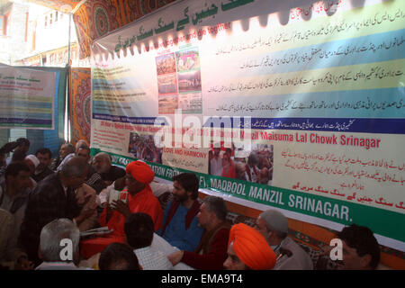 Srinagar, indische verabreicht Kaschmir. 18. April 2015. Vorsitzender der Jammu Kaschmir Liberation Front (GEISELN) Yasin Malik, sitzt für einen 30-Stunde-langen Hungerstreik mit sozialer Aktivist Swami Agnivesh, in Safranrobe, sitzen in Unterstützung in Srinagar, indische Kaschmir gesteuert. Malik zusammen mit seinen Anhängern begannen einen 30-stündigen Hungerstreik aus Protest Indiens Plan, Townships für Hindus zu bauen, die einen Aufstand in mehrheitlich muslimischen Gebiete geflohen späteren Separatisten-Führer Yasin Malik und Swami Agnivesh, von der indischen Polizei Kredit festgenommen wurden: Sofi Suhail/Alamy Live News Stockfoto