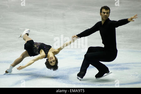 Tokio, Japan. 18. April 2015. Meagan Duhamel (L) und Eric Radford von Kanada durchführen, während das Paar Kurzprogramm bei der International Skating Union (ISU) World Team Trophy der Eiskunstlauf 2015 in Tokio, Japan, 18. April 2015. © Stinger/Xinhua/Alamy Live-Nachrichten Stockfoto