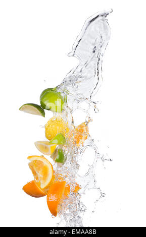 Frische Limetten, Zitronen und Orangen mit Spritzwasser isoliert auf weißem Hintergrund Stockfoto