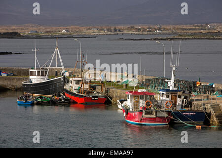 Irland, Co. Galway, Connemara, Roundstone Dorf Angelboote/Fischerboote vertäut im Hafen Stockfoto