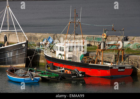 Irland, Co. Galway, Connemara, Roundstone, Aisling Siobhan Angelboot/Fischerboot vor Anker im Hafen Stockfoto