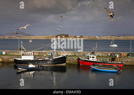 Irland, Co. Galway, Connemara, Roundstone Hafen Angelboote/Fischerboote mit Inishnee über Stockfoto