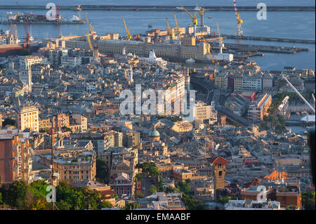 Genua Altstadt, Luftaufnahme bei Sonnenuntergang des Centro Storico - die Altstadt - im Hafen von Genua, Ligurien, Italien. Stockfoto