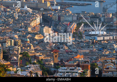 Stadtzentrum von Genua, Blick aus der Vogelperspektive bei Sonnenuntergang auf die historische Altstadt - das Centro Storico - im Stadtzentrum von Genua, Ligurien, Italien. Stockfoto