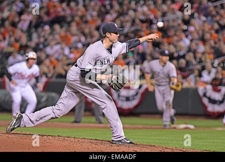 New York Yankees Relief Pitcher Andrew Miller (48) arbeitet im achten Inning gegen die Baltimore Orioles an Oriole Park at Camden Yards in Baltimore, MD am Montag, 13. April 2015. Die Yankees gewannen das Spiel 6-5. Bildnachweis: Ron Sachs / CNP (Einschränkung: Nein Stockfoto