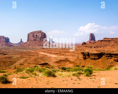 riesiger Sandstein Buttes im Monument Valley unter blauem Himmel Stockfoto