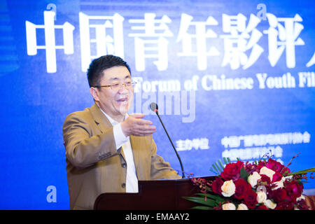 Peking, China. 18. April 2015. Zhang Wei, Generalsekretär der China Film Critics Society, befasst sich das Forum der chinesischen Jugend Film Critics während der fünften Beijing International Film Festival (BJIFF) in Peking, Hauptstadt von China, 18. April 2015. © Zhang Cheng/Xinhua/Alamy Live-Nachrichten Stockfoto