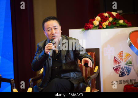 Peking, China. 18. April 2015. Ye Weimin, Präsident der Dangtian Film, spricht auf das Forum der chinesischen Jugend Film Critics während der fünften Beijing International Film Festival (BJIFF) in Peking, Hauptstadt von China, 18. April 2015. © Zhang Cheng/Xinhua/Alamy Live-Nachrichten Stockfoto