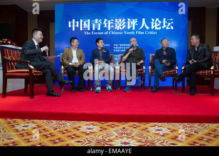 Peking, China. 18. April 2015. Ehrengäste diskutieren im Forum der chinesischen Jugend Film Critics während der fünften Beijing International Film Festival (BJIFF) in Peking, Hauptstadt von China, 18. April 2015. © Zhang Cheng/Xinhua/Alamy Live-Nachrichten Stockfoto