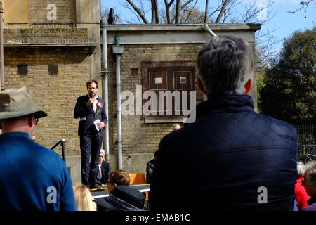 London, UK. 18. April 2015. Im Einklang mit der historischen Verbindung, die Kennington Park mit freien Demokratie fanden 2015 bedrängt außen St Marks-Kirche statt. Simon Hardy linke Einheit Credit: Rachel Megawhat/Alamy Live-Nachrichten Stockfoto