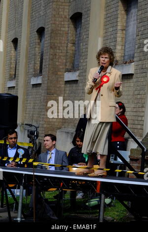 London, UK. 18. April 2015. Im Einklang mit der historischen Verbindung, die Kennington Park mit freien Demokratie fanden 2015 bedrängt außen St Marks-Kirche statt. Kate Hoey Labour Party Credit: Rachel Megawhat/Alamy Live-Nachrichten Stockfoto