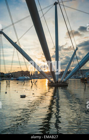 Genua bigo, Blick auf den Hafen in der Stadt Genua mit seinem Renzo Piano entworfen Attraktion - Il Bigo, Ligurien, Italien. Stockfoto