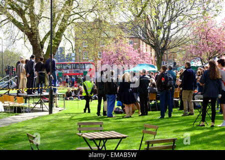 London, UK. 18. April 2015. Im Einklang mit der historischen Verbindung, die Kennington Park mit freien Demokratie fanden 2015 bedrängt außen St Marks-Kirche statt. Bildnachweis: Rachel Megawhat/Alamy Live-Nachrichten Stockfoto