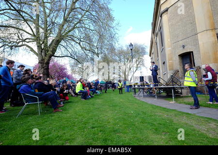 London, UK. 18. April 2015. Im Einklang mit der historischen Verbindung, die Kennington Park mit freien Demokratie fanden 2015 bedrängt außen St Marks-Kirche statt. Bildnachweis: Rachel Megawhat/Alamy Live-Nachrichten Stockfoto