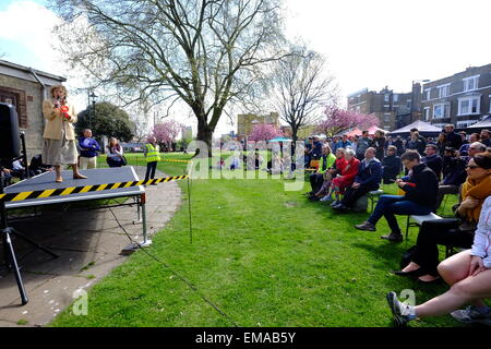 London, UK. 18. April 2015. Im Einklang mit der historischen Verbindung, die Kennington Park mit freien Demokratie fanden 2015 bedrängt außen St Marks-Kirche statt. Bildnachweis: Rachel Megawhat/Alamy Live-Nachrichten Stockfoto