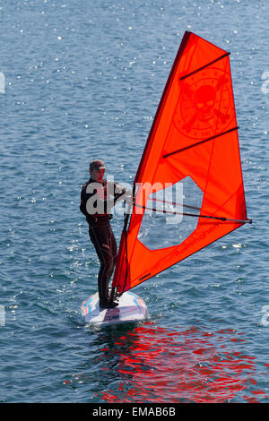 Segeln auf Marine Lake Southport, Merseyside, 18. April 2015. UK Wetter. Leichte Winde & sonnigen Himmel über Marine See. Trainee surf Boarder Matrosen, die Anweisung an einem Tag von leichtem Wind und Sonne. Stockfoto