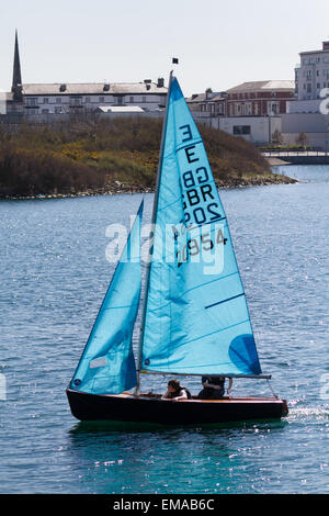 Southport, Merseyside, 18. April 2015. Wetter in Großbritannien. Leichte Winde & Sonnenhimmel über Seglern am Marine Lake. Trainee Segler erhalten Unterricht an einem Tag der leichten Winde und Sonne scheinen. Stockfoto