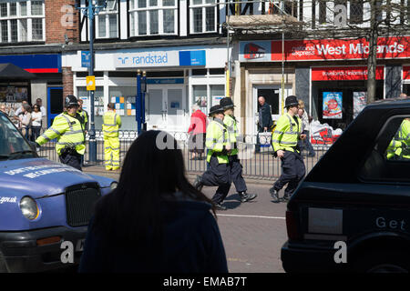 Solihull, West Midlands, UK. 18. April 2015. Die EDL - English Defence League sammeln in Solihull Stadtzentrum mit einer großen Polizei Prescence ihnen und verschiedenen Anti-Facist Protestgruppen auseinander zu halten. Bildnachweis: Simon Yates/Alamy Live-Nachrichten Stockfoto